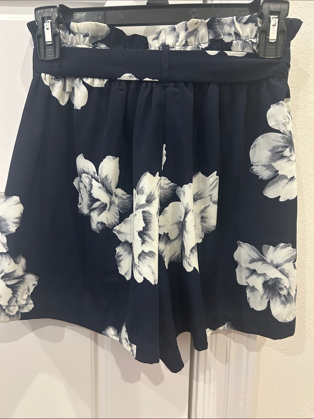 Navy White Floral Flowy Shorts • Tie Paperbag Waist • Size S - Picture 4 of 6